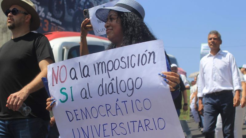 Protesta contra prórroga de Martín Aguilar Sánchez, rector de la UV